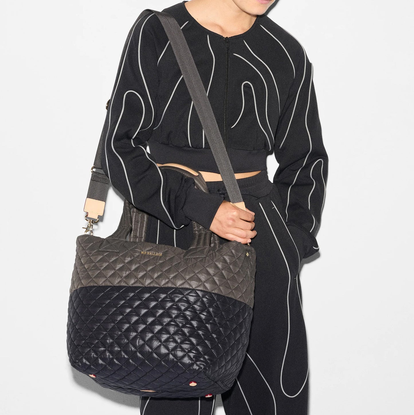 The Metro Tote® Deluxe Medium - Black/Magnet Color Block