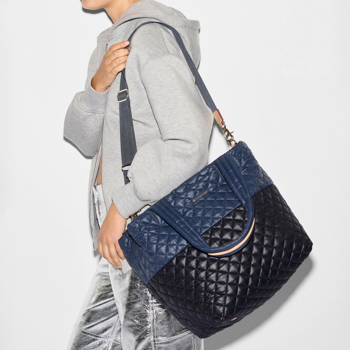 The Metro Tote® Deluxe Medium - Black/Navy Color Block