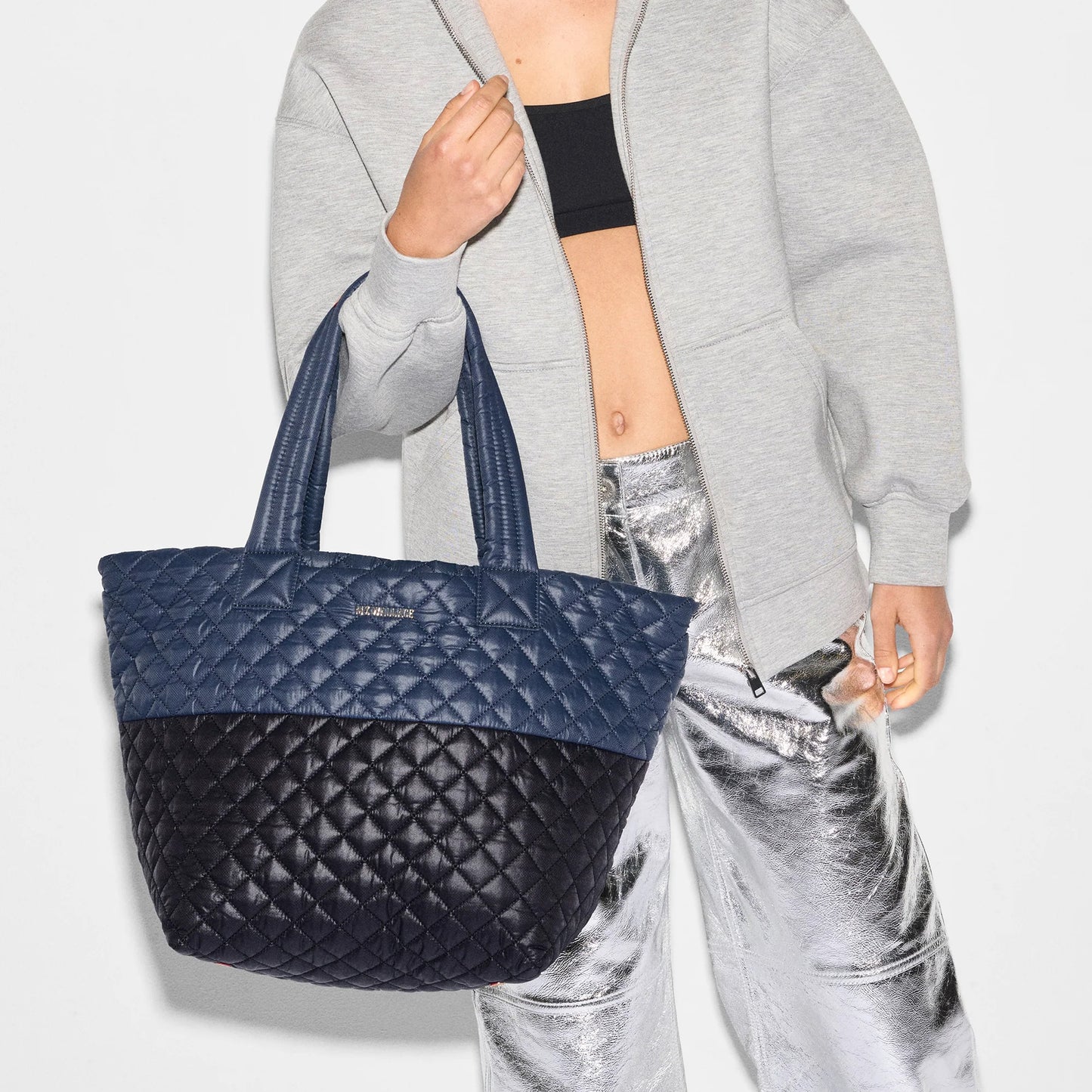 The Metro Tote® Deluxe Medium - Black/Navy Color Block