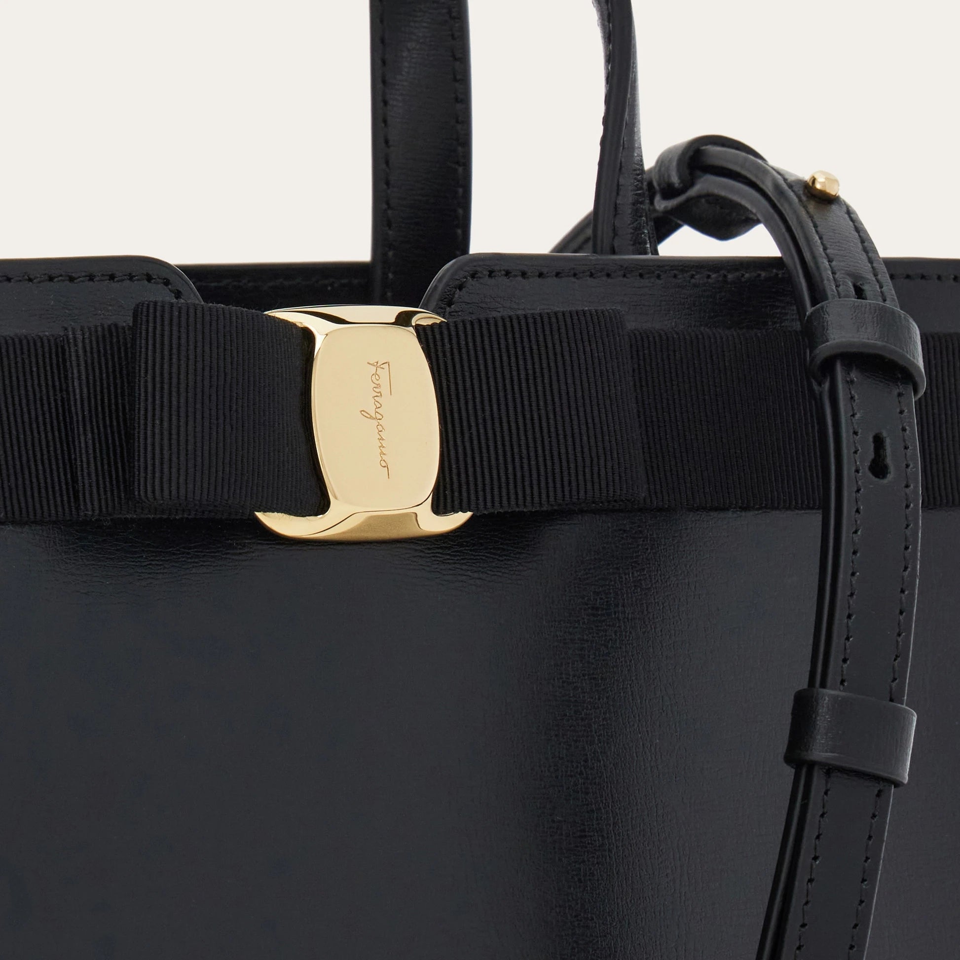 Vara Bow top handle
